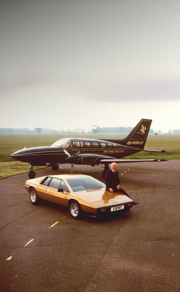 Colin-Chapman-Lotus-Esprit-JPS-plane-mobile.webp